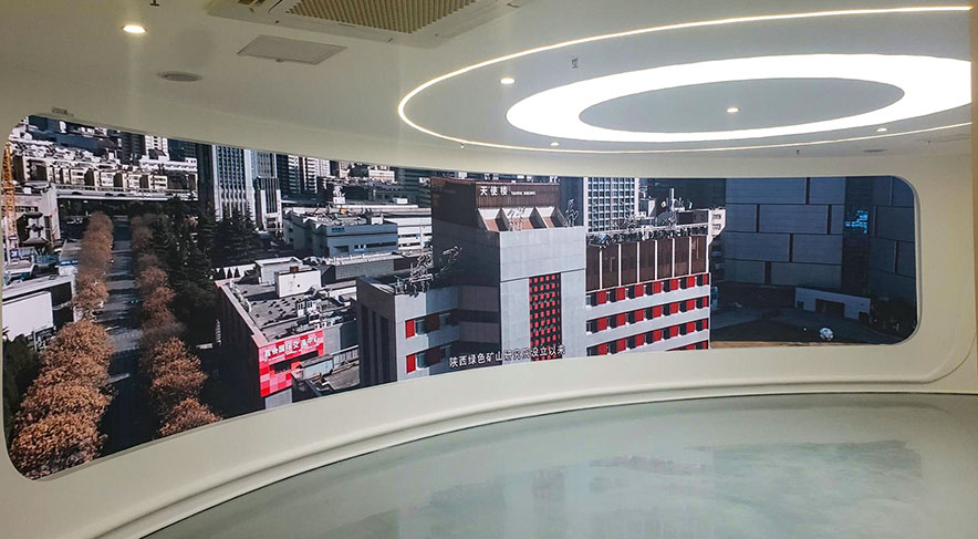 ��������ɫ��ɽ�ǻ�չ��