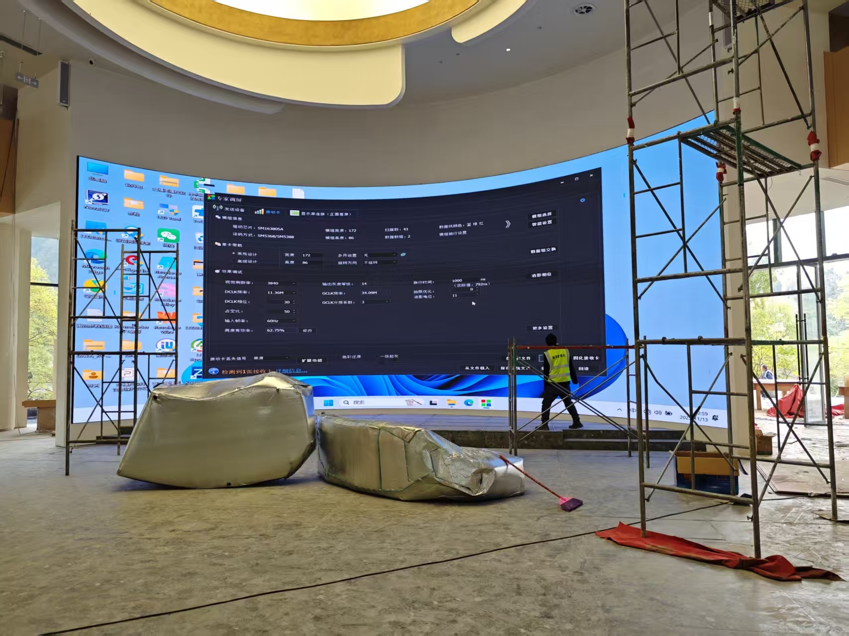 �ɶ�ĳѧУ��̨����